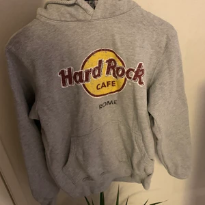 Hard Rock Cafe hoodie ÄKTA storlek S  - Hard Rock Cafe hoodie, köpt i Rom. Fint skick och mysig! Säljer för att den är tyvärr för liten. 