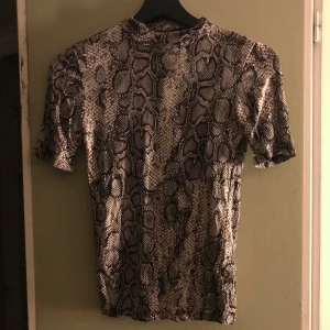 T-shirt  - Använd en gång, skön och bra passform men kommer tyvärr inte till användning. Skulle gissa att den passar XS-M