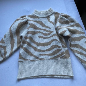 Tjocktröja - En tjocktröja i storlek xs, knappt använd och säljs pågrund av att har slutat använda
