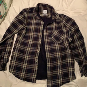Rutig överdrags skjorta  - En rutig överdrags skjorta från Zara, kan bäras över linne, t shirt etc. Lite tjockare material så bra på sommaren om man vill dra på sig nåt över💗
