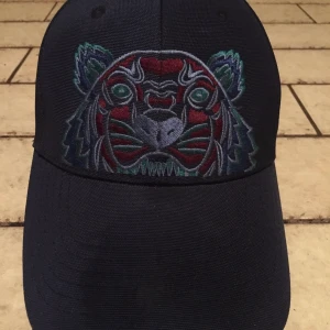 Kenzo keps! - WTS Säljer min kenzo keps, köpt från merch of Sweden år 2019 använd några ggr. Kalborren på kepsen är lite seg men annars är den bra skick. Köpt för 1000kr. Säljer för mindre pris pågrund av att kalborren är lite seg.