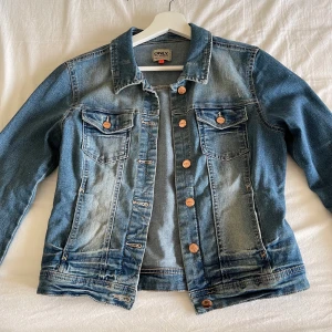 Jeansjacka  - Säljes pågrund av ingen användning. Storlek 38 och är super stretchig och mjuk. Sitter bra på och faller snyggt på kroppen. Är från märket ONLY. 