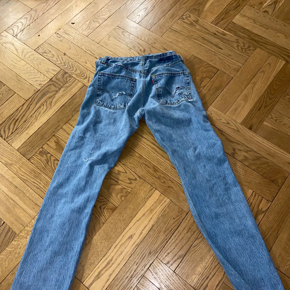 Säljer mina skitsnygga vintage Levis som sitter lite baggy på mig med storlek 24 i vanliga fall. Jeans & Byxor.