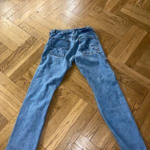 Levis jeans - Säljer mina skitsnygga vintage Levis som sitter lite baggy på mig med storlek 24 i vanliga fall