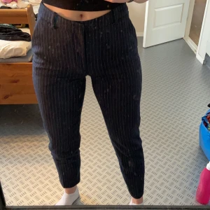 Kostymbyxor  - Blå/randiga kostymbyxor från Lindex i storlek 36💜 köparen står för frakten 😊