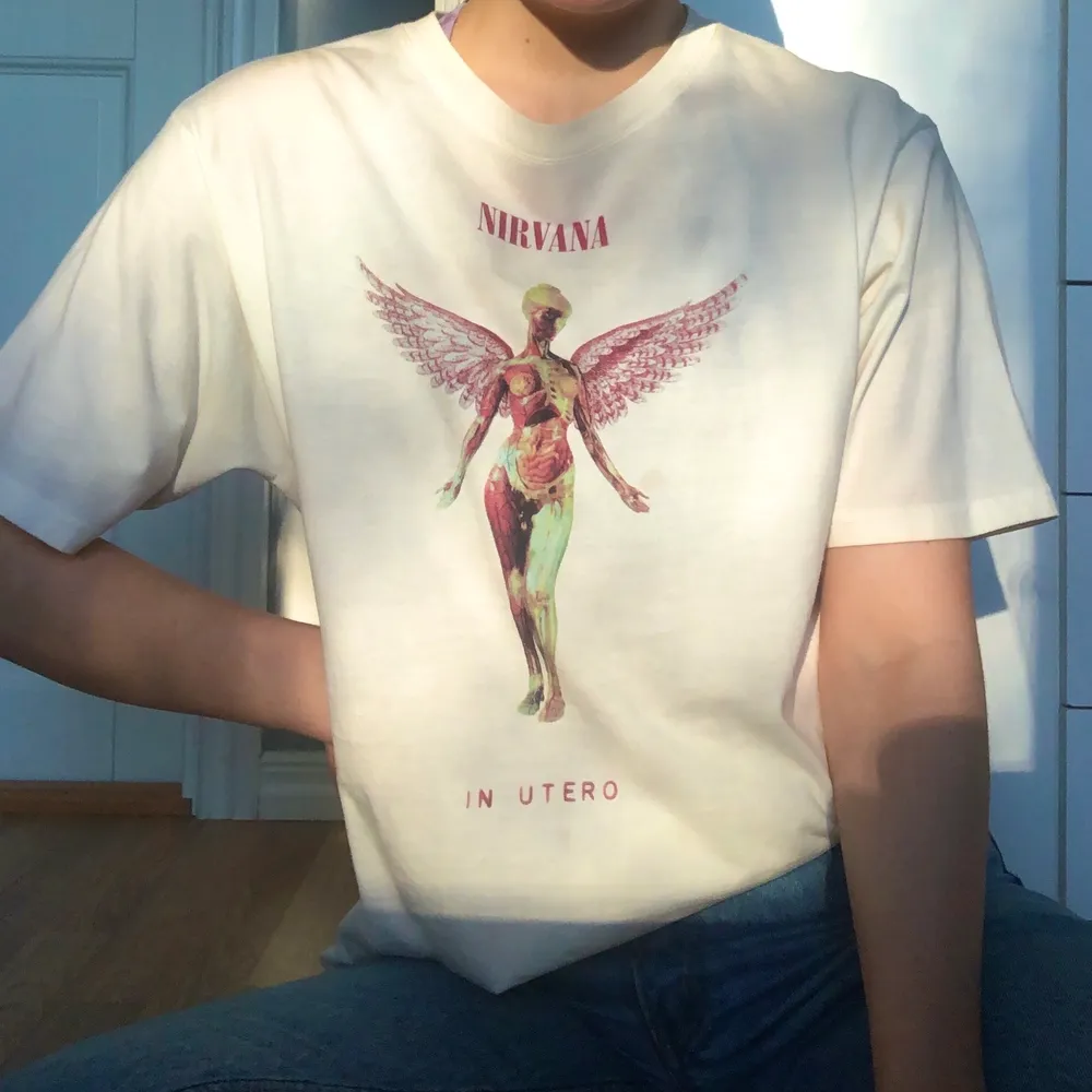 En ascool tshirt med Nirvana ”in utero” tryck från Stay. Den är använd få gånger och i mycket bra skick. Storlek M i herr. Säljer endast för bra bud 💫❤️. T-shirts.