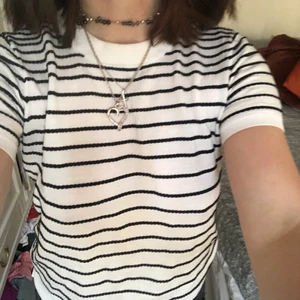 Randig stickad t-shirt - Stickad t-shirt med ränder i mörkblått. Oanvänd.