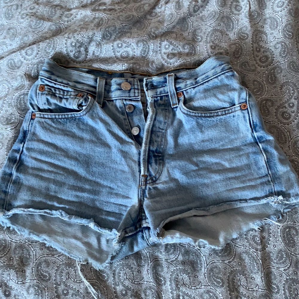 säljer mina super fina levis 501 shorts. älskat dem så mycket men dem har tyvärr blivit för små. :( finns ingen storlek men skulle säga runt xs och runt waist 24. köpta second hand så kan inte garantera äkthet. frakt tillkommer på 48kr.💗💗💞. Jeans & Byxor.