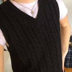 Sweater vest - Säljer denna svarta sweater vest då den inte kommer till användning! Storlek M och något croppad i passformen!💓