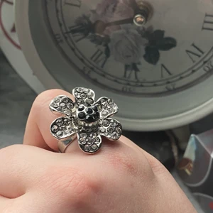Silver ring - En silver ring i form av en blomma🌼 användes en del när jag var mindre men inte längre då ringar inte är min stil☘️ frakt tillkommer på 33kr