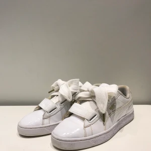 Puma Basket Heart - Säljer ett par Puma Basket Heart🤍 (vita). Tyvärr har jag inte kvar satin skosnörena men de var i dåligt skick ändå. Väl använda men i fint skick, de är tvättade och har tagit bort smutsmärken. Strl 39👟💕✨  Pris kan diskuteras beroende på efterfrågan!🥰