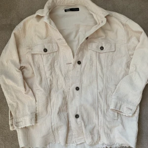 Populär zara jacka i xs - Säljer den populära zara jackan i storlek xs då jag inte använder den längre. Använt en del men ser helt oanvänd ut! Kan mötas upp i Stockholm eller frakta.