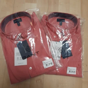 Gant skjortor, helt nya. - 2st Gant skjortor i strl M och L. Helt nya med, aldrig använda. 150kr/st