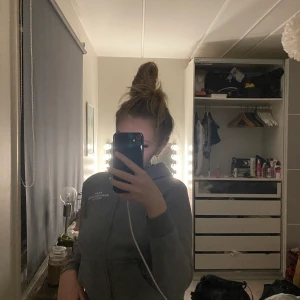 Grå Peak kofta  - Grå peak kofta stl 160, säljer för att den inte passar, super fint skick, köparen står för frakt 