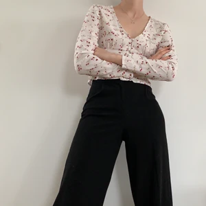 Blommig blus  - Super söt blommig blus. Nästan helt oanvänd så den är i mycket bra skick. Jag är en storlek xs-s. Frakt tillkommer.