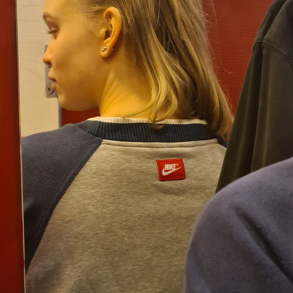 Äkta nike sweatshirt som passar S-M, det är storlek S men lite overzise. I fint skick. Hade bud men ingen seriös köpare. Tröjor & Koftor.