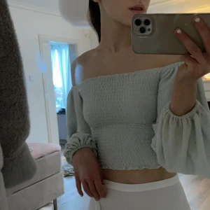 Söt grön topp! - Söt grön topp säljes, nästintill oanvänd. Verkligen en härlig sommar färg! 