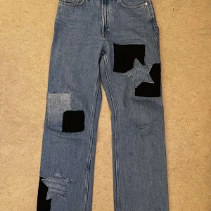 Weekday jeans med en unik touch - Ett par blå raka långa Weekday jeans som vi gjort om för att få dem mer unika. Därav stjärnor och påsydda lappar✨ 350kr inklusive frakt, om fler är intresserade busa i kommentarsfältet!🤎