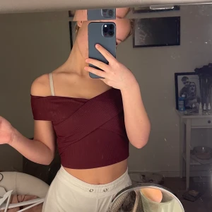 Vinröd/lila topp - Väldigt fin vinröd/lila tröja från shein, aldrig använd då den är för liten🥰