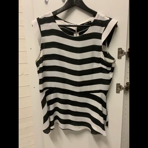 Oasis topp - Svartvit topp med dragkedja på ryggen