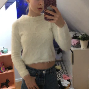 Fluffig tröja - Super söt fluffig tröja från hm som inte riktigt kom till andvändning!! 🤍🤍👼🏼👌🏽 Så himla gosig , lite croppad!! 