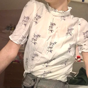 Blommig vår-blus!  - Gullig blus perfekt till våren med blommor och lite hög krage samt korta ärmar! Från h&m. 💕✨