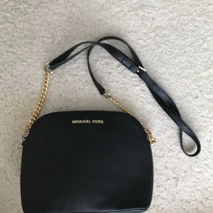 Michael Kors väska - Svart, snygg och väldigt rymlig Michael Kors väska. Väldigt bra skick. Säljes för 500 kr. Kan fraktas eller mötas upp i centrala Göteborg.