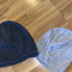 Stickade mössor - Säljer mina 2 jättefina stickade mössor som är köpta på Gina Tricot. I färgerna mörkgrå och grå. Båda mössorna är knappt använda och därför i nyskick. Säljer båda för 100kr eller 70kr/st. ❗️DEN MÖRKGRÅA SÅLD❗️