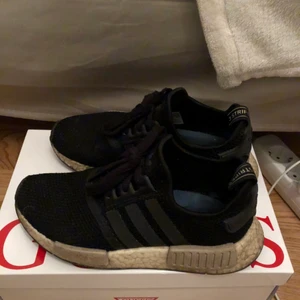 Adidas nmd dam  - Jag säljer dessa fina sneakers som är köpa från jd sports, använda men går att bara tvätta då blir de som nya. Kan både mötas och frakta. Storlek 37