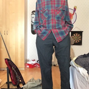 Vintage Hogo Boss byxor - Gråa vintage Hugo Boss kostymbyxor. Använda mycket lite. Skick 10/10. Tunt och kraftigt material. Står ingen storlek med de passar som 33 eller 34. Skriv för fler bilder