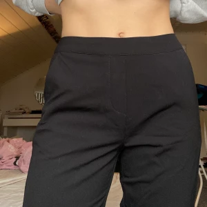 Svarta kostymbyxor - Säljer dessa svarta kostymbyxor från object i storlek 38. Använda Max 5 gångner och köptes för 359kr. Säljes för 150kr inklusive frakt!