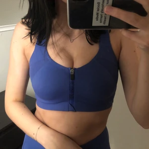 Träningsset från Victorias Secret! - Superfint träningsset från Victorias Secret som tyvärr inte kommer till användning! Tajtsen är i storlek XS och BHn i 70D. Nypris ca 1700. Tajtsen har ett litet hål i meshen som jag har lagat, skicka privat så kan jag skicka bilder!🤍 Knappt använda!