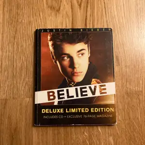 Justin Biebers ”Believe” på CD. Deluxe limited edition med en 100 sidor bok och signatur, vilket gör priset. Lite nötta sidor. 