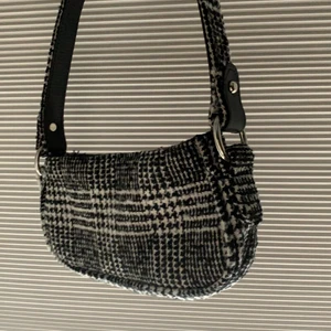 Baguette Bag - Rutig söt baguette bag från boohoo (köpt för 324kr)💕Perfekt till allt och man får plats med allt man behöver. Fin till sommarn och våren💕🌸
