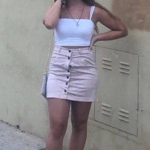 Kort kjol  - Älskar denna men tyvärr alldeles för liten. Använd en gång! Köparen står för frakten❤️