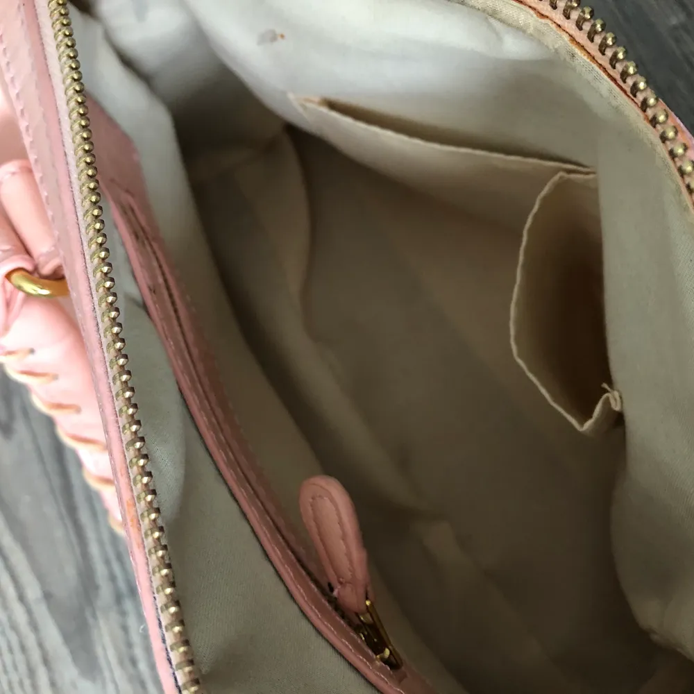 Jättefin rosa balenciaga väska som tyvärr inte används längre. Den är inte äkta, skriv för fler bilder💕💕. Väskor.