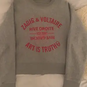 Säljer nu min så snygga tröja från zadig Voltaire som nästan aldrig är använd❤️ köpte den på deras butik för ca 3000kr❤️ Den är i xs men den är oversised så skulle säga att den är mer som en s❤️ om många blir intressrade sker en budgivning 