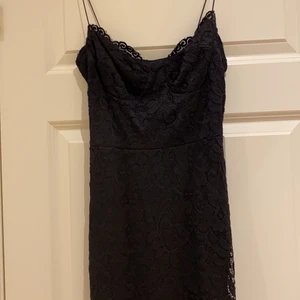 Spetsklänning - Svart spetsklänning från Nelly. Storlek S. Pris 150kr. Aldrig använd!!