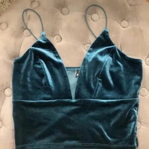 fest topp💙🤩🤩 - jätte snygg fest topp, den är jätte fin färg och är i sammet och sitter jätte fint och skönt!🤩💖