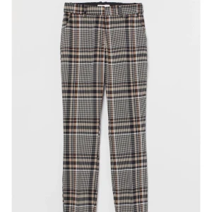Nya slacks/ kostymbyxor/ stl: 44 - Nya slacks från H&M, helt oanvända! Storlek 44, men passar även 42 då materialet är stretchigt. Byxorna har dold resor i midjan, avsmalnande ben och sidfickor. Normalhög midja och gylf med dragkedja samt dold hake och hylsa.