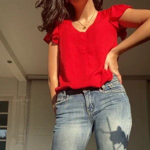 Röd t-shirt blus - Röd t-shirt blus i väldigt fint skick! 