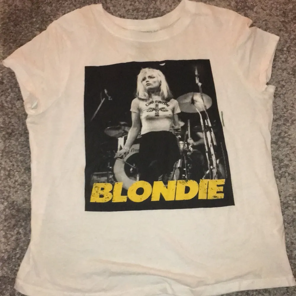 Cool Blondie-bandtee från H&M . Toppar.
