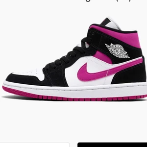 Jordan 1 ÄKTA - Säljer mina jordan 1’s ser helt nya ut och inga skador eller så! ÄKTA, kvitto finns. Storlek 36 men passar även 36,5! Buda i kommentarerna! KVAR!!