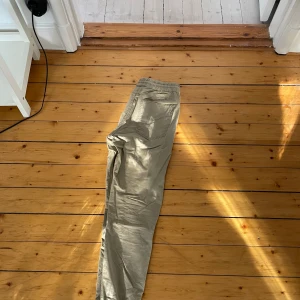 Khaki cargo pants - Cargo pants med snöre och dragkedjor vid anklarna