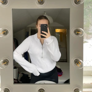 Vit tröja med dragkedja  - Snygg vit tröja från NA-KD med dragkedja. Köpt secondhand men har aldrig själv använt den, endast testad- därav väldigt bra skick. Spårbar frakt med DHL inräknad i priset!