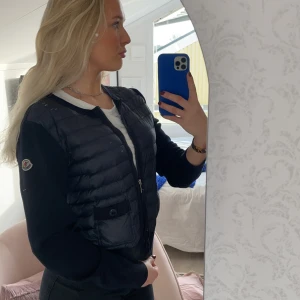Moncler cardigan (mörkblå) - Säljer min sjukt fina, sällsynta moncler cardigan. Säljer pga den inte kommit till användning för mig. Använd ca 5 gånger. Ser exakt ut som när jag köpte den. Är som sprillans ny i skicket men kommer lägga ett sjukt bra pris pga att jag vill få sålt den. Har kvitto, all information och allt som behövs. Köpt för 6459kr på Farfetch. 