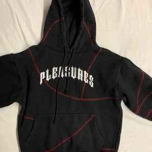 Pleasures hoodie - Säljer min svin snygga pleasures hoodie, den sitter svin bra på och är jätte skön men säljer den då jag känner att jag har använt klart den 💖 säljer den för 380+ frakt då den kostade ganska mycket 💞