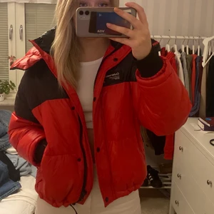 As cool glansig jacka - Säljer nu min populära zara jacka, rätt glansig, jättevarm vinterjacka/skidjacka, endast använd ett fåtal gånger men säljer då det ej är min stil ❤️