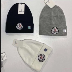 Mössor moncler  - Moncler mössa finns i dam och herr, leverans tar 3 veckor. Finns i följande färger på bilderna. Frakt ingår i priset.