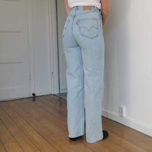 Säljer mina favorit Levi's jeans i modellen High loose då de tyvärr är för små för mig! Strl w24 och jag är 163 för referens. Nypris 1249kr🥰 
